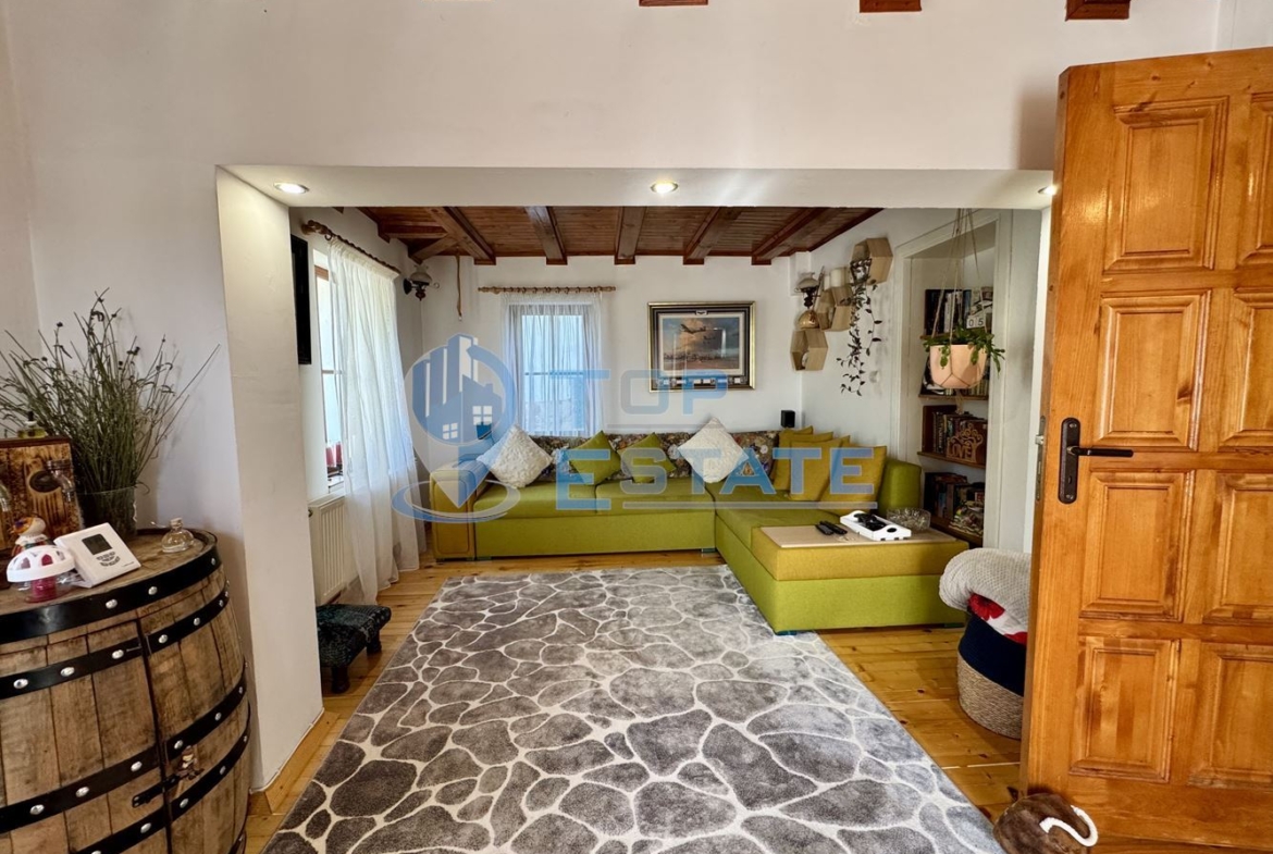 Двуетажна къща с гараж, допълнителни постройки и прекрасна панорама в Еленския Балкан - 0