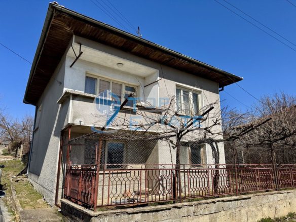 Масивна тухлена къща с кладенец и голям двор в село Ново Градище, област Велико Търново - 0