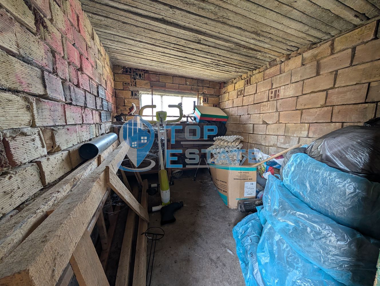 Тухлена къща с гараж и голям двор в село Раданово - 0