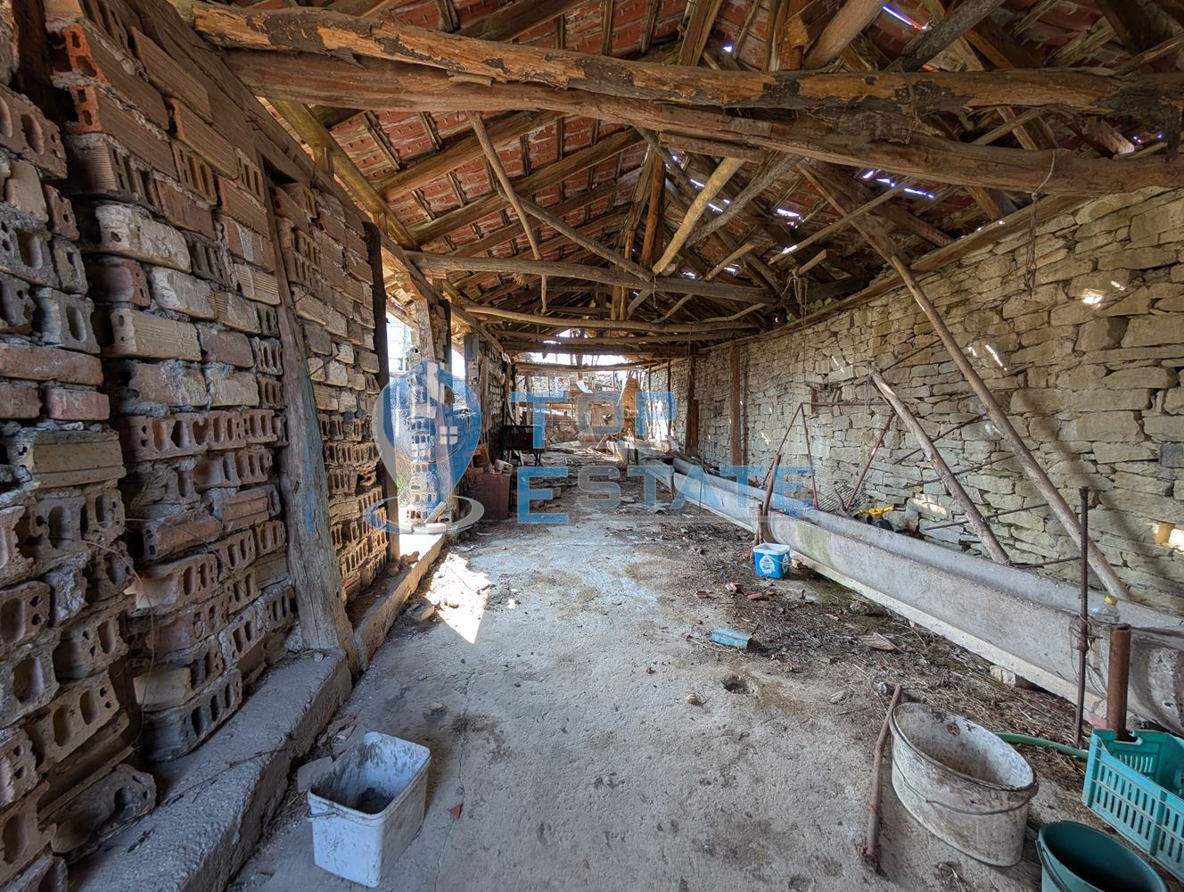 Просторна двуетажна къща в центъра на село Драгижево - 0