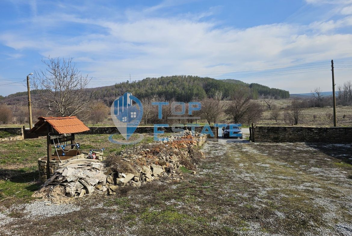 Двуетажна къща след ремонт с голям двор в село Горна Липница, област Велико Търново - 0