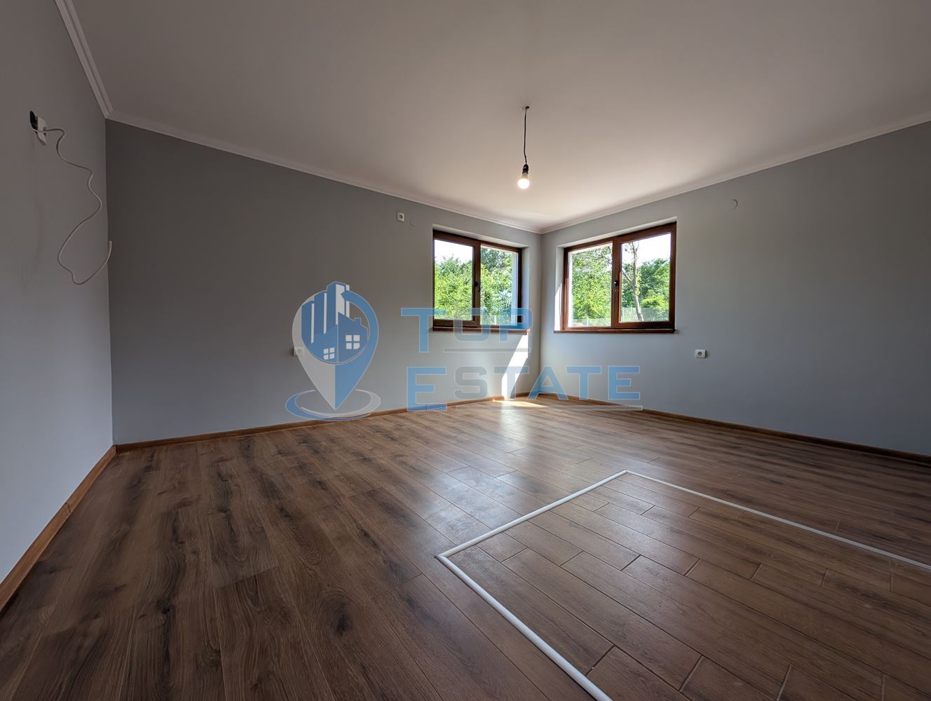 Едноетажна реновирана тухлена къща с голям двор в село Русаля - 0