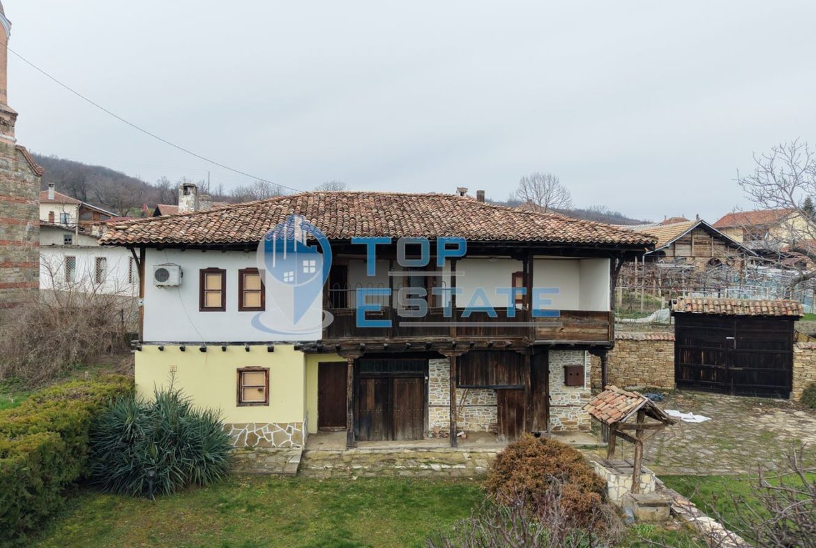 Двуетажна къща във възрожденски стил с кладенец в село Драгижево - 0