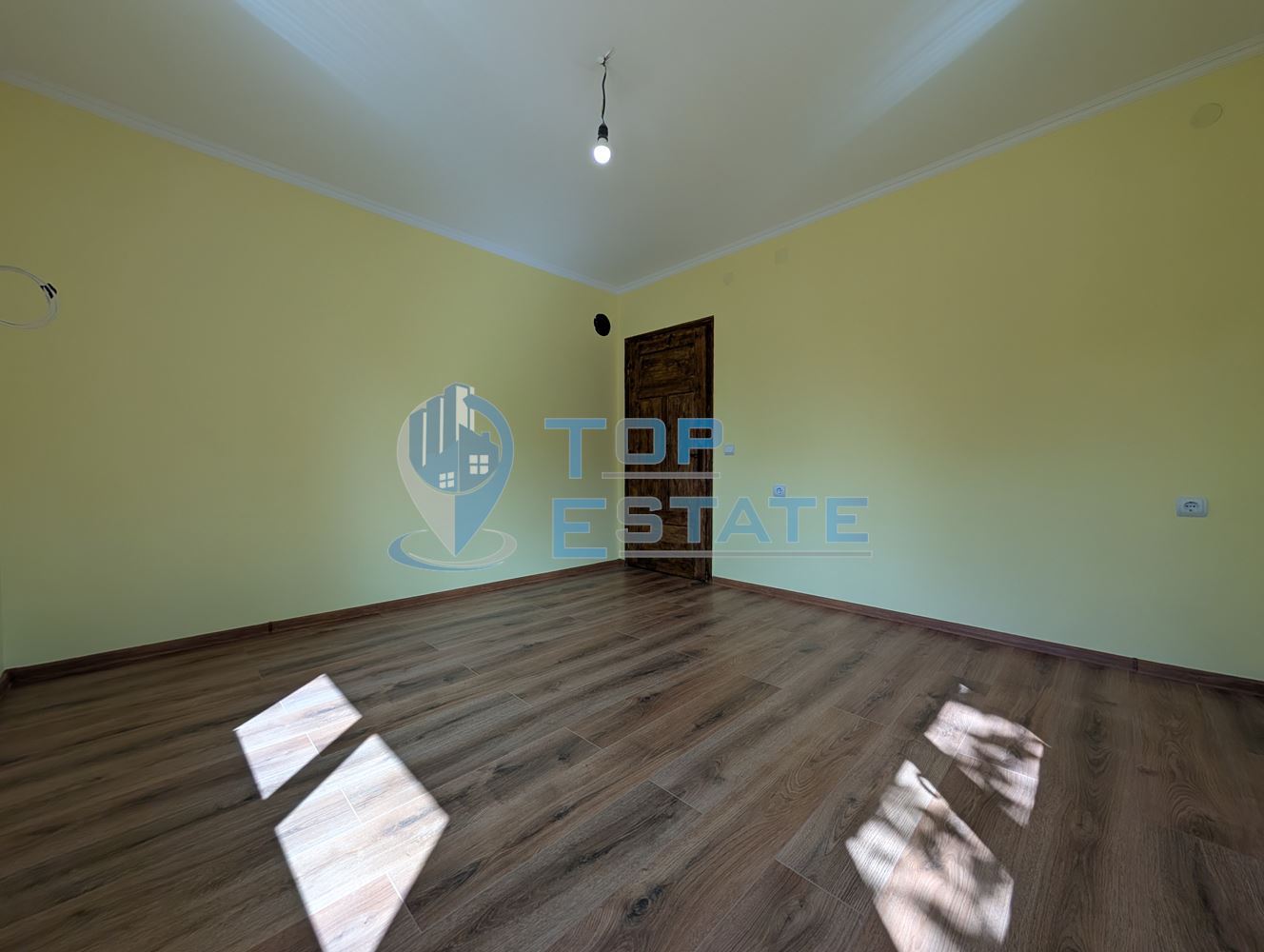 Едноетажна реновирана тухлена къща с голям двор в село Русаля - 0