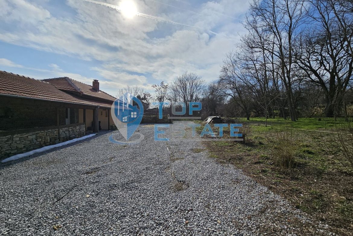 Двуетажна къща след ремонт с голям двор в село Горна Липница, област Велико Търново - 0