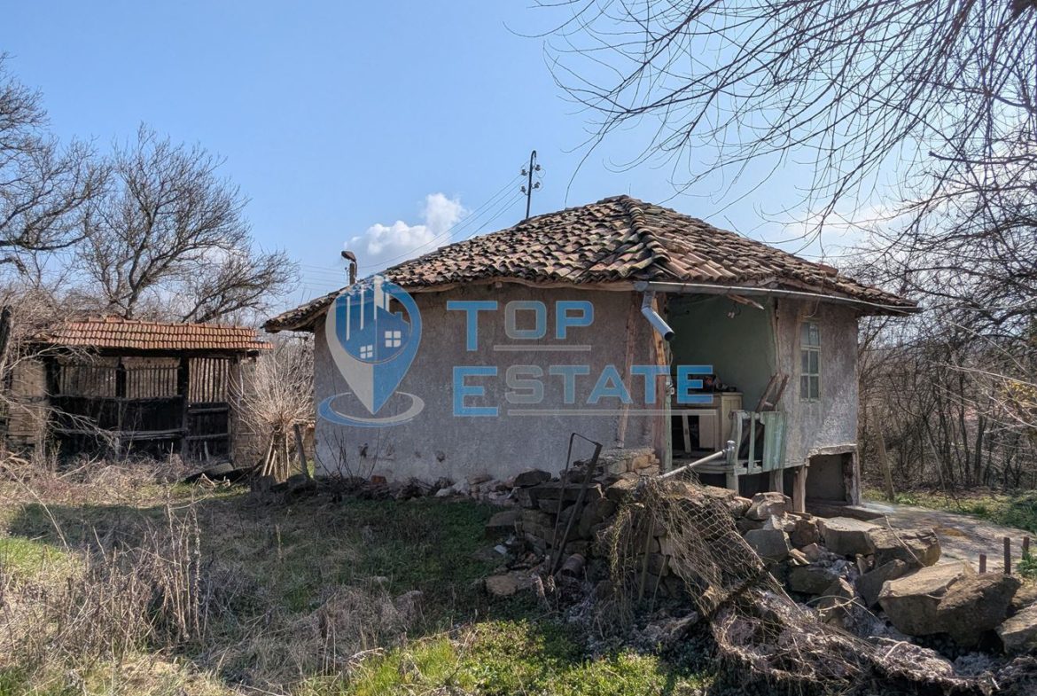 Голям парцел със стара къща и кладенец в с. Благоево, общ. Стражица, обл.В.Търново - 0