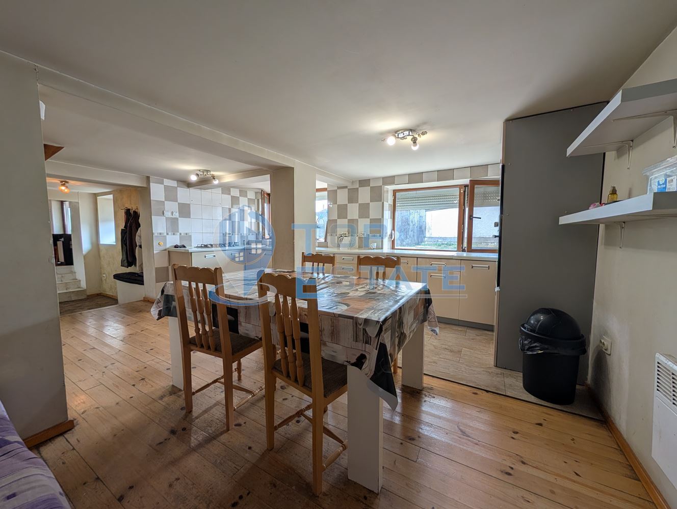 Тухлена къща с гараж и голям двор в село Раданово - 0