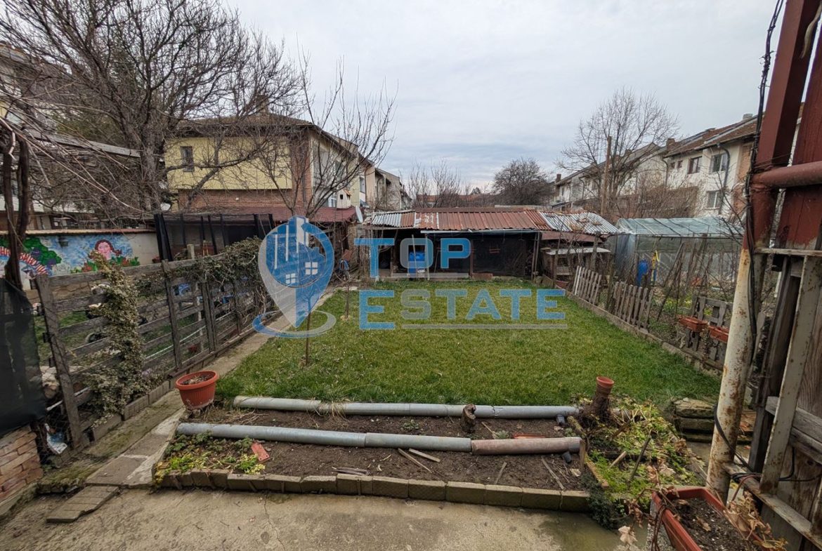 Двуетажна масивна къща в град Стражица - 0