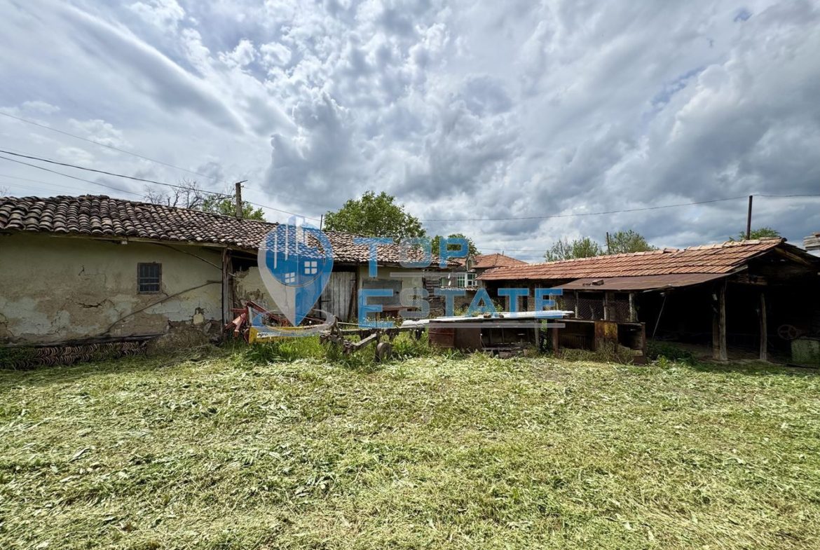 Къща с кладенец и голям двор в село Сушица, област Велико Търново - 0