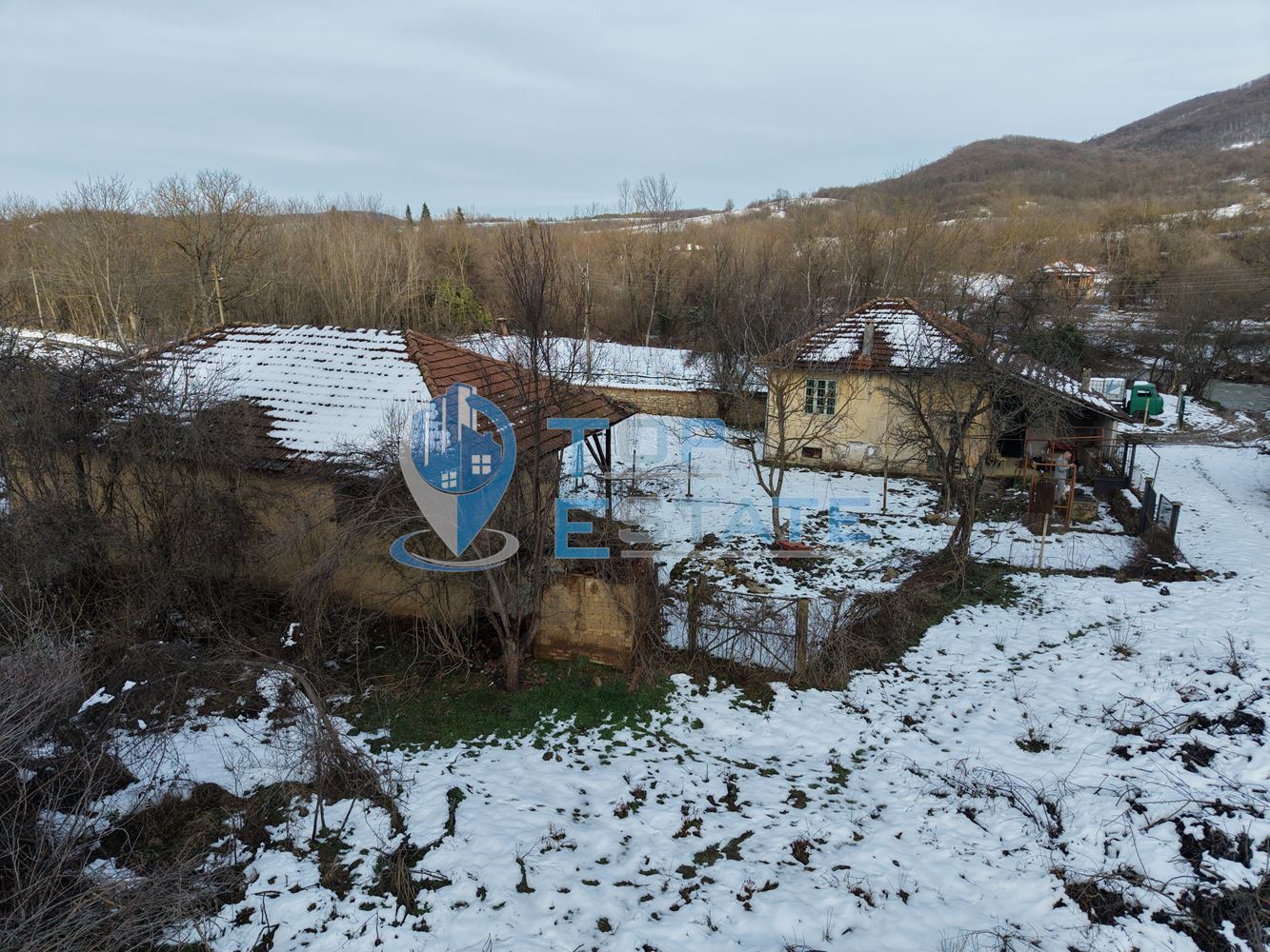 Едноетажна къща близо до река с голям двор в село Росно, област Велико Търново - 0