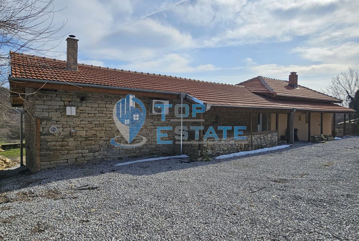 Двуетажна къща след ремонт с голям двор в село Горна Липница, област Велико Търново - 0