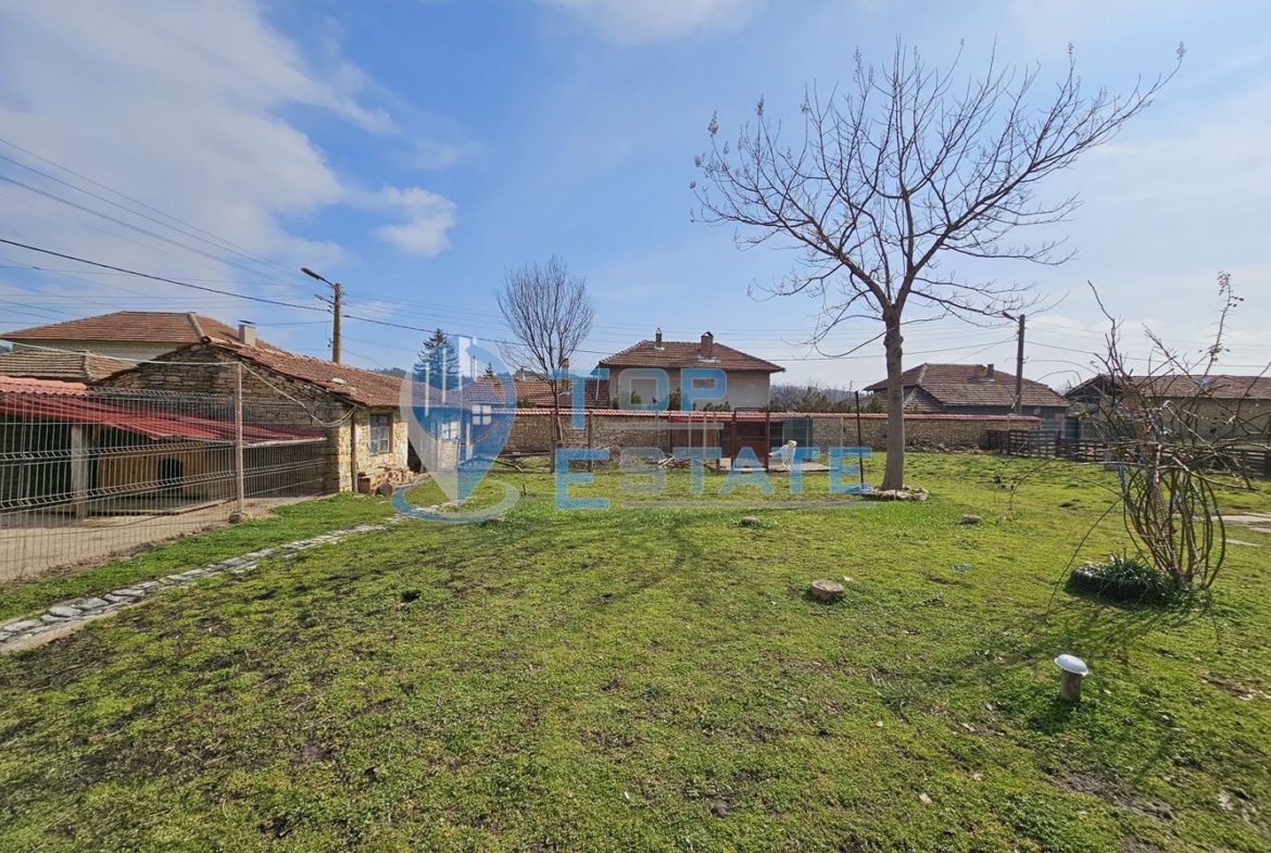 Двуетажна къща с голям двор, кладенец и гараж в село Долна Липница, област Велико Търново - 0