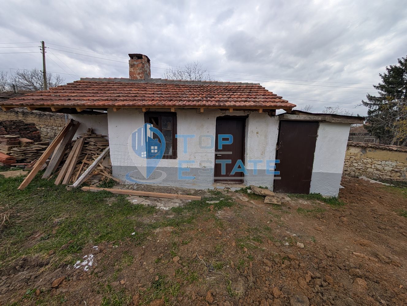 Едноетажна реновирана тухлена къща с голям двор в село Русаля - 0