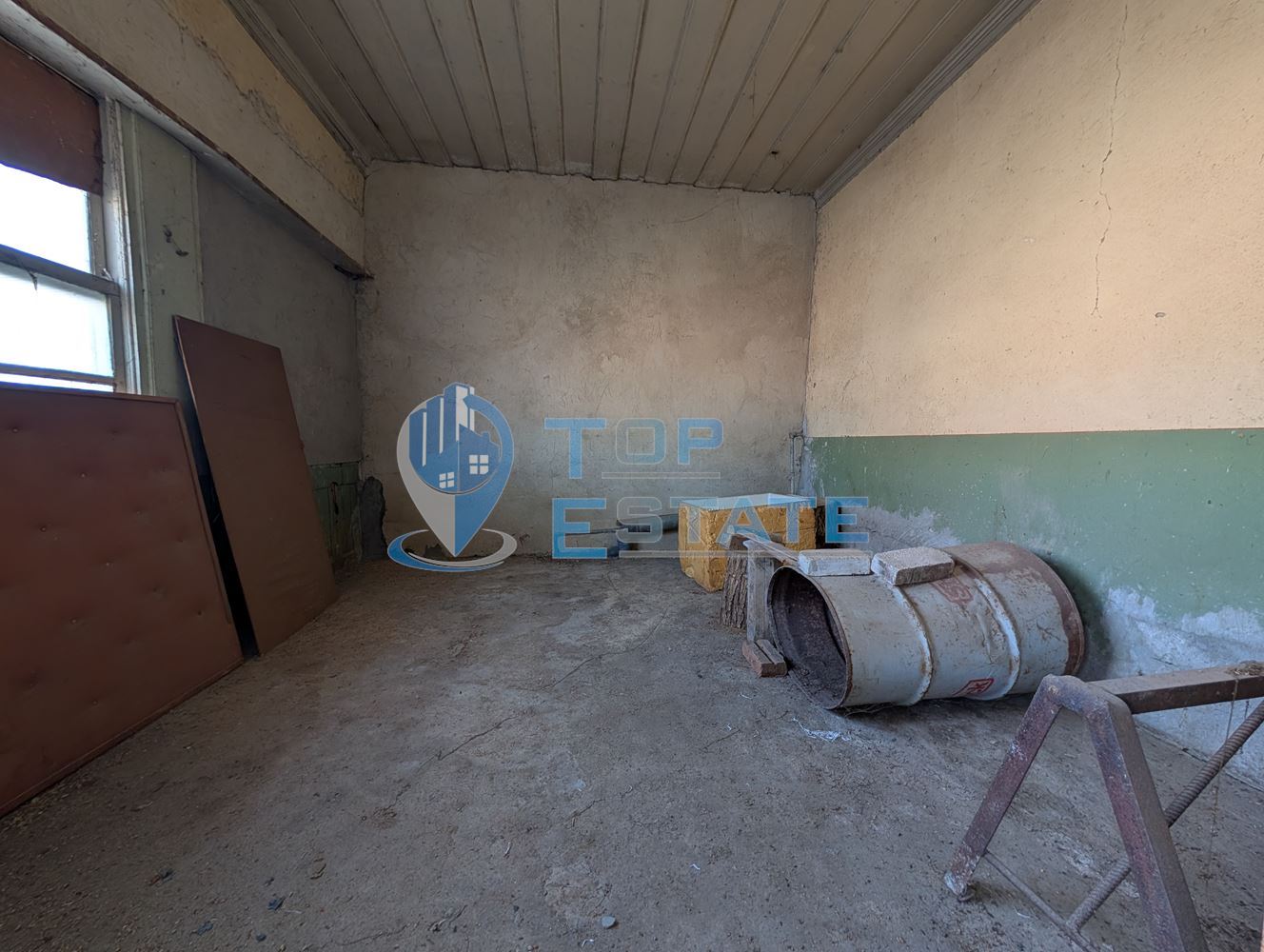 Просторна двуетажна къща в центъра на село Драгижево - 0