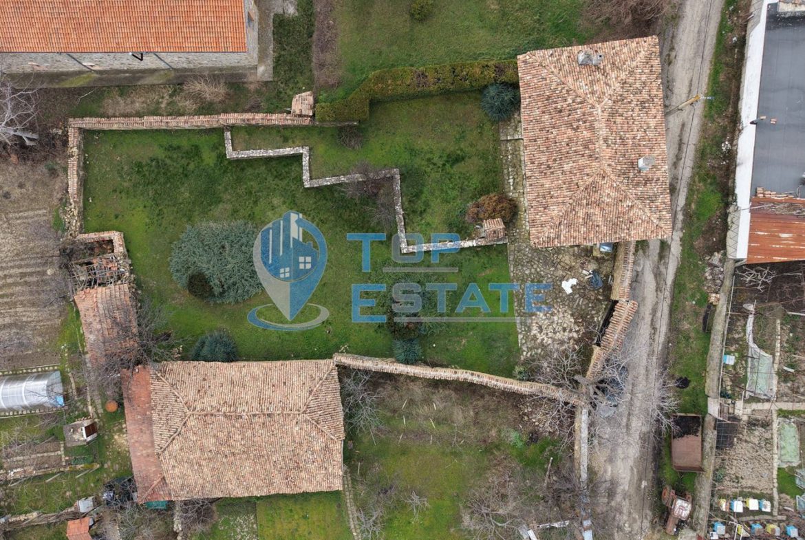 Двуетажна къща във възрожденски стил с кладенец в село Драгижево - 0