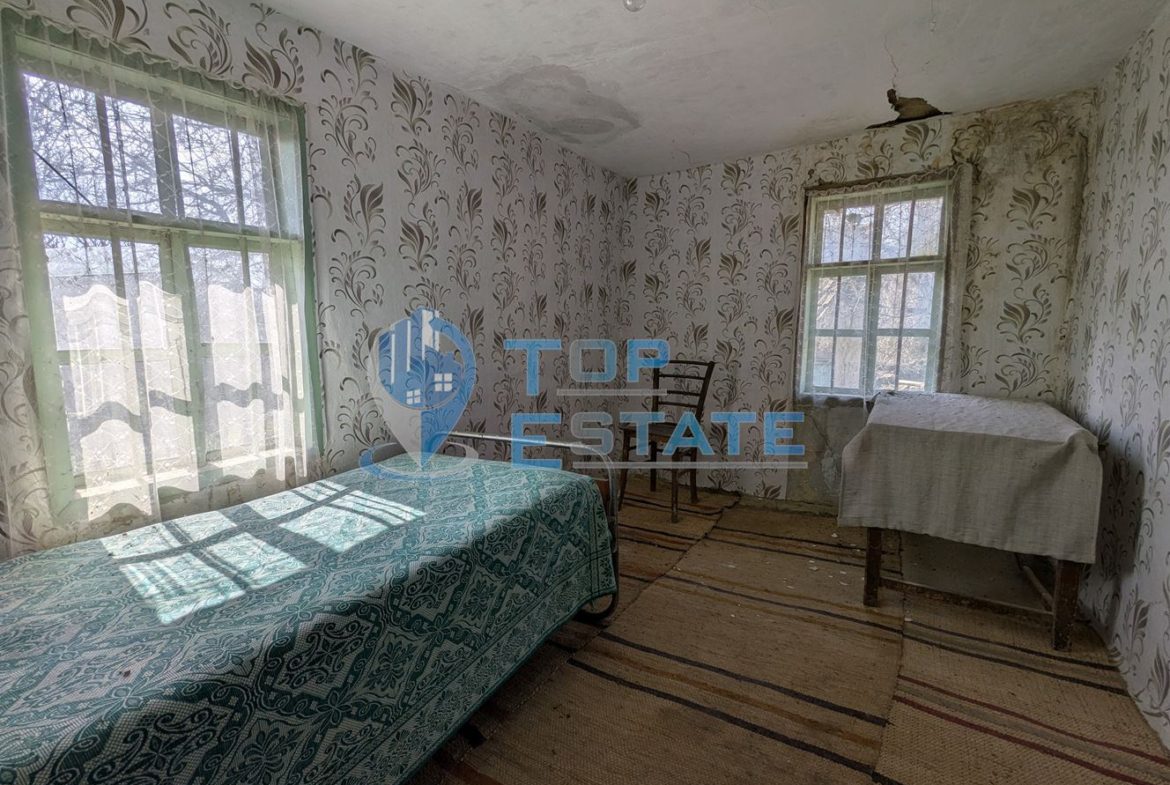 Голям парцел със стара къща и кладенец в с. Благоево, общ. Стражица, обл.В.Търново - 0