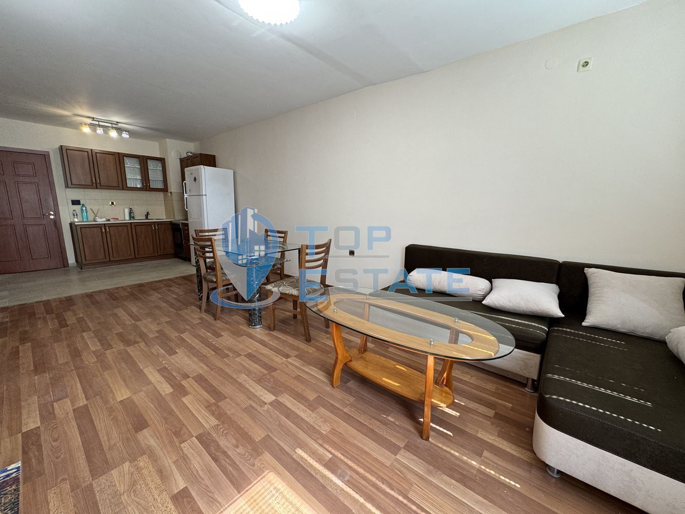 Тристаен, обзаведен, ремонтиран апартамент под наем в центъра на град Велико Търново - 0