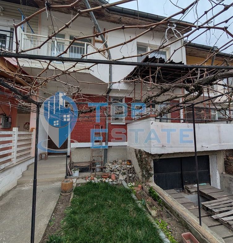 Двуетажна масивна къща в град Стражица - 0