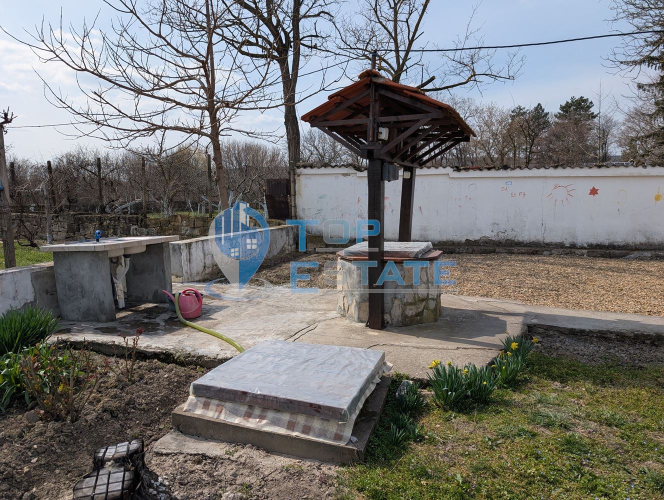 Просторна тухлена къща с кладенец и голям двор в село Раданово - 0