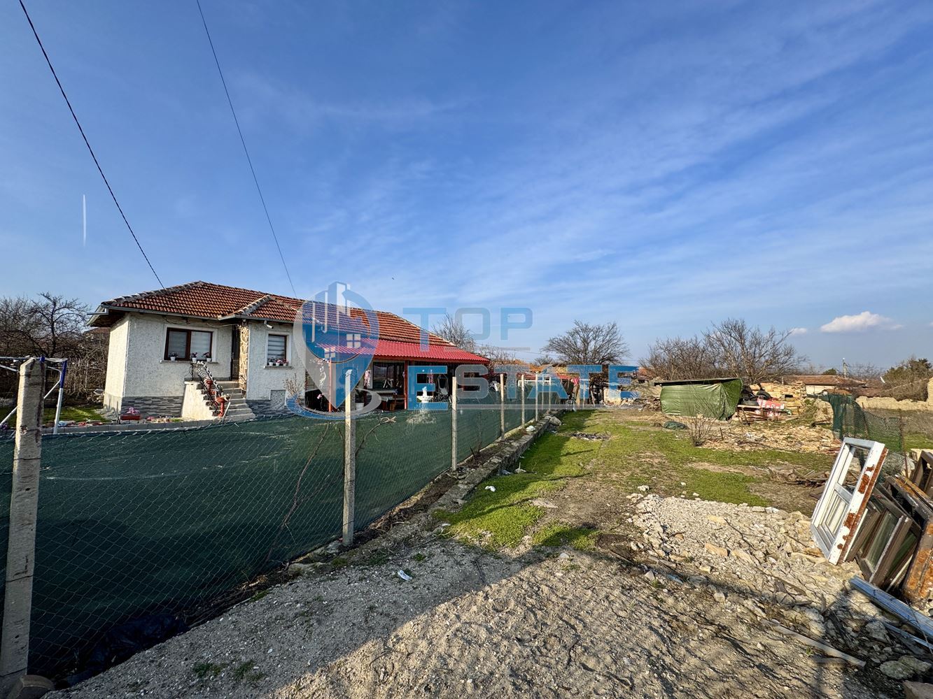 Обзаведена тухлена къща с прекрасен двор в град Полски Тръмбеш, област Велико Търново - 0