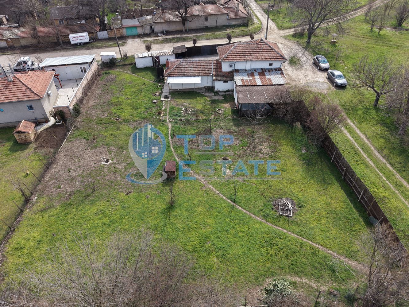 Тухлена къща с гараж и голям двор в село Раданово - 0