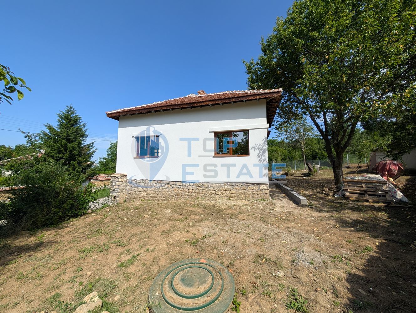 Едноетажна реновирана тухлена къща с голям двор в село Русаля - 0