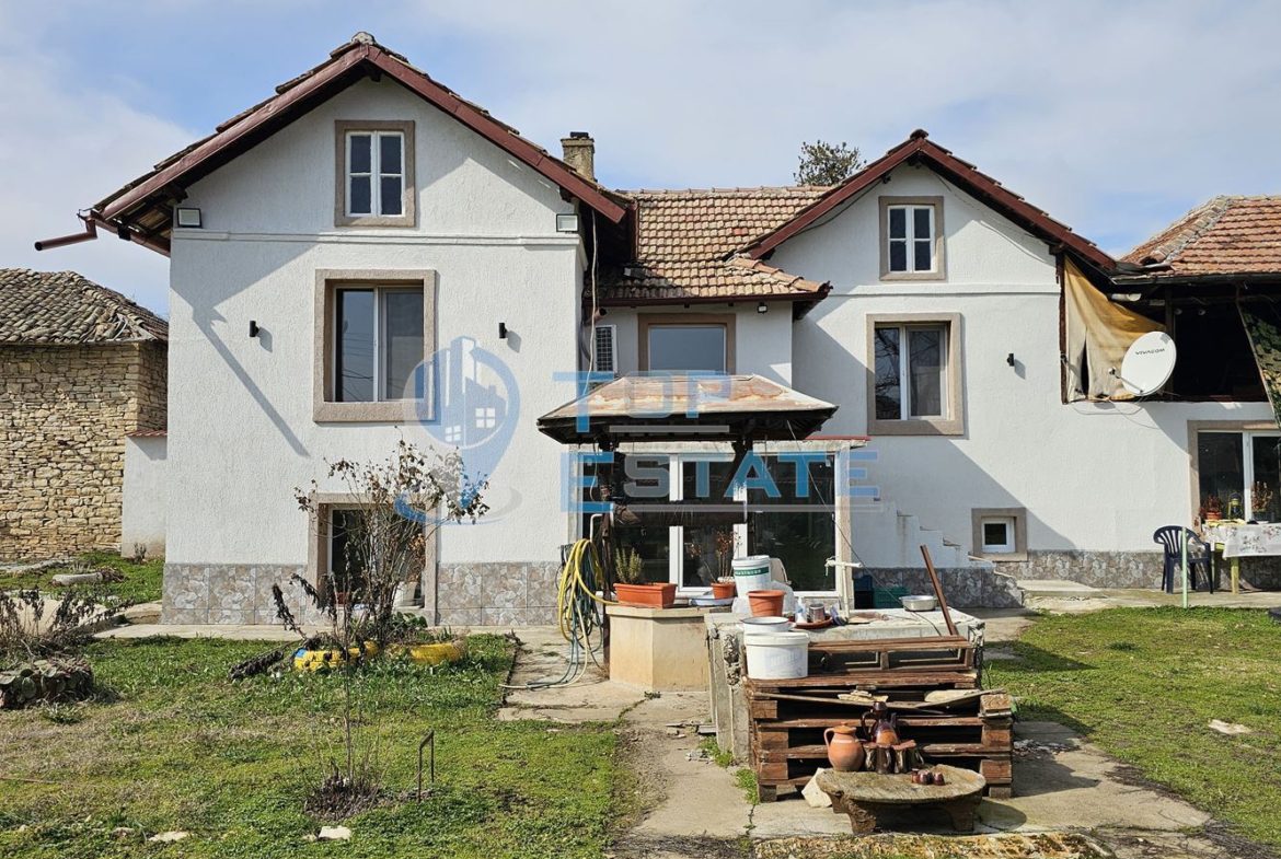 Двуетажна къща с голям двор, кладенец и гараж в село Долна Липница, област Велико Търново - 0