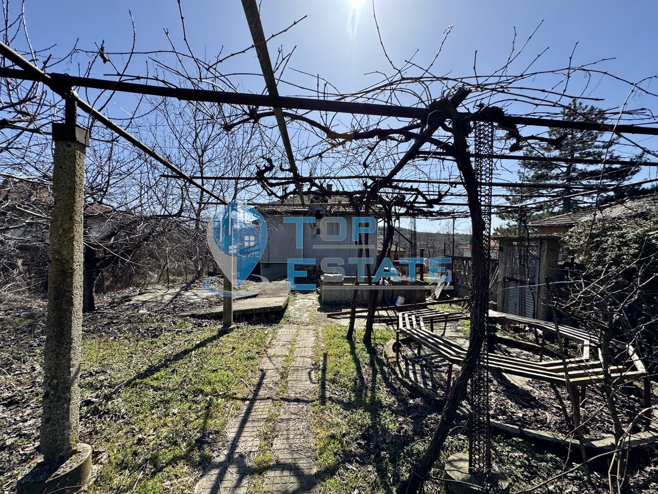 Масивна тухлена къща с кладенец и голям двор в село Ново Градище, област Велико Търново - 0