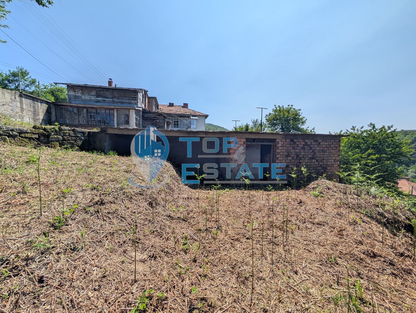 Парцел с къща, гараж и панорамна гледка в град Плачковци - 0