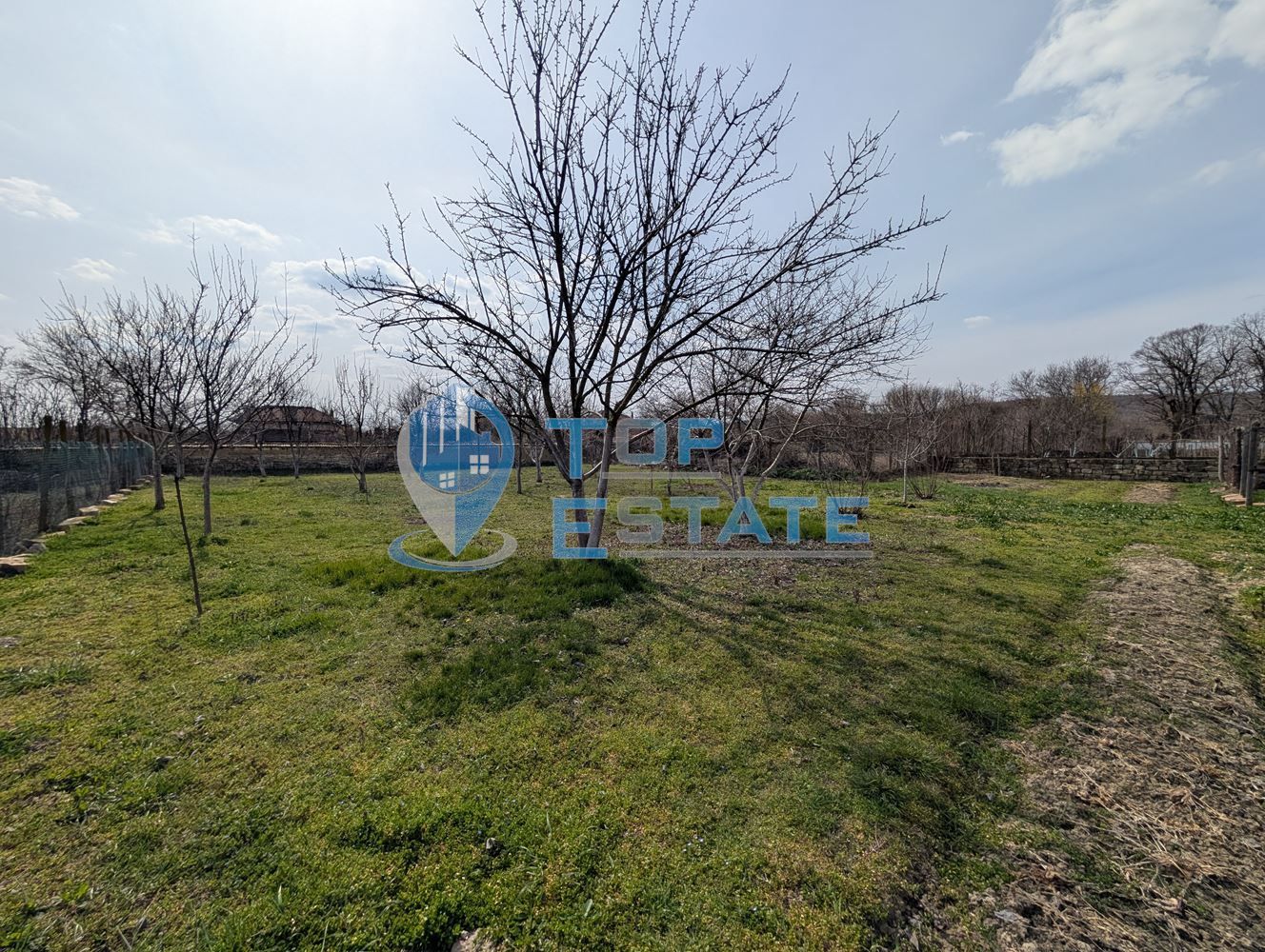 Просторна тухлена къща с кладенец и голям двор в село Раданово - 0