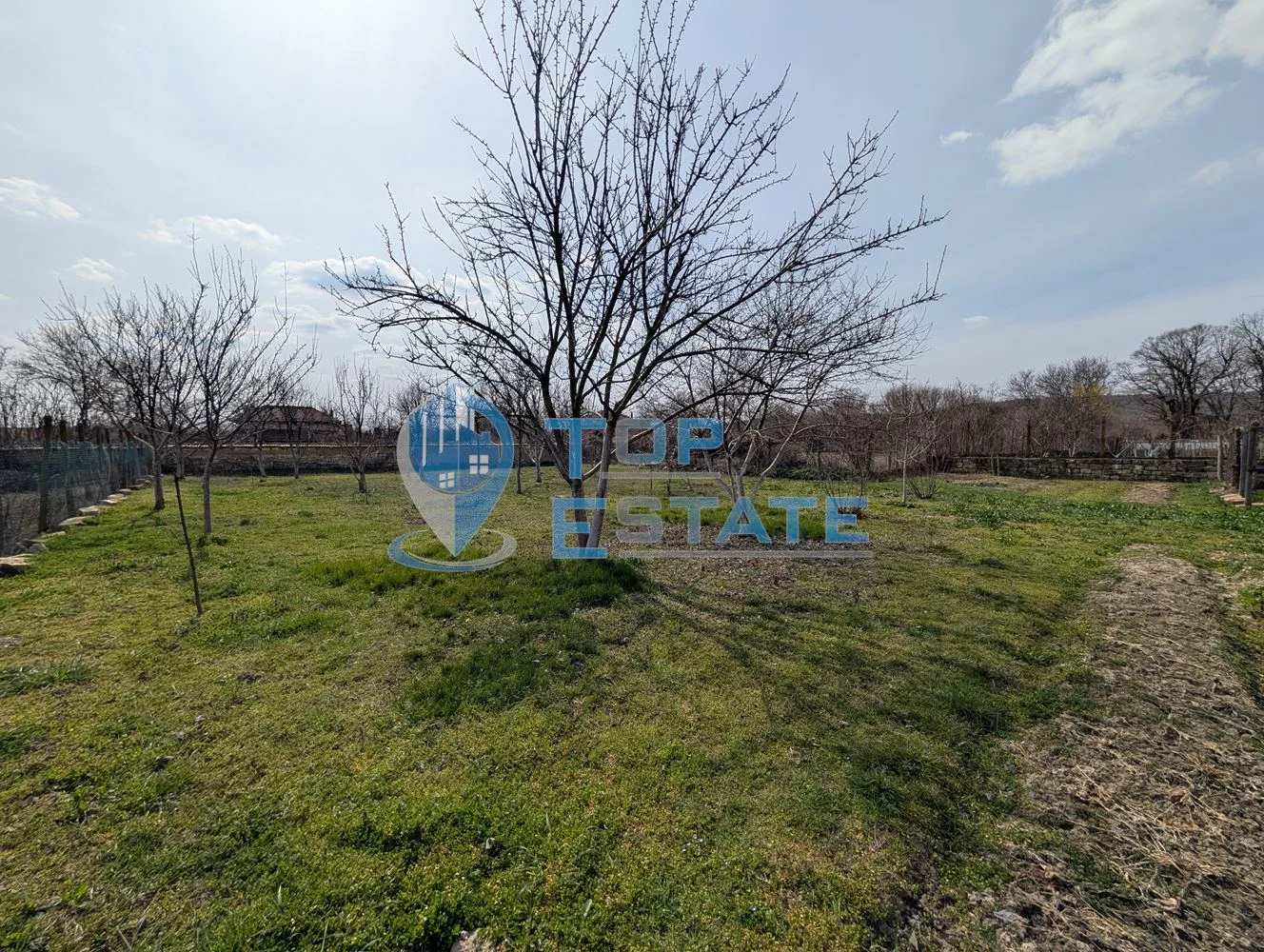 Просторна тухлена къща с кладенец и голям двор в село Раданово - 0