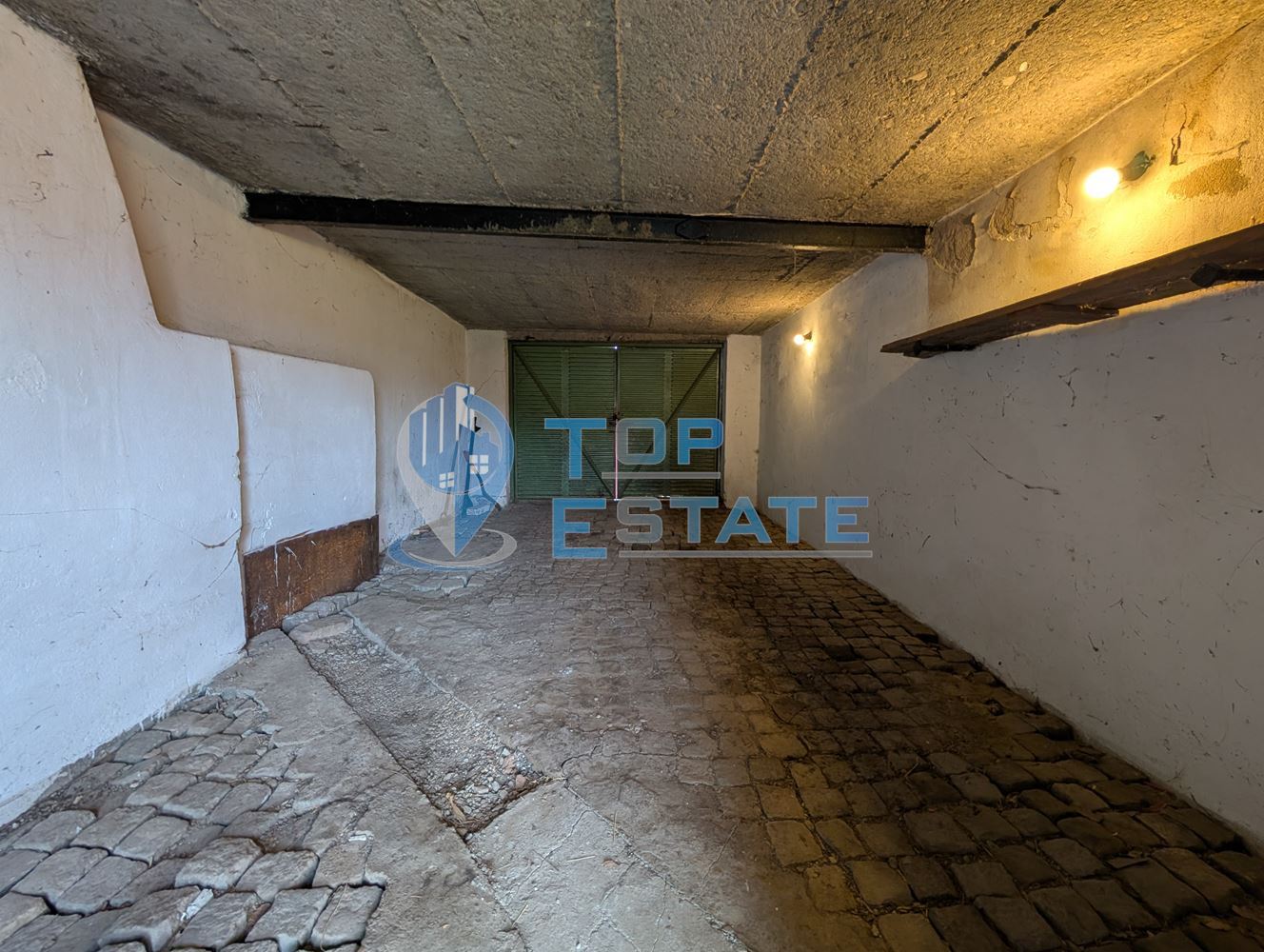 Тухлена къща с гараж и голям двор в село Раданово - 0