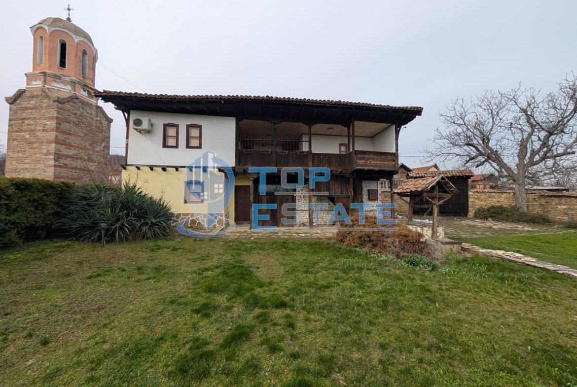 Двуетажна къща във възрожденски стил с кладенец в село Драгижево - 0