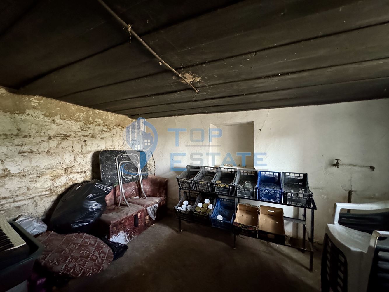 Обзаведена тухлена къща с прекрасен двор в град Полски Тръмбеш, област Велико Търново - 0