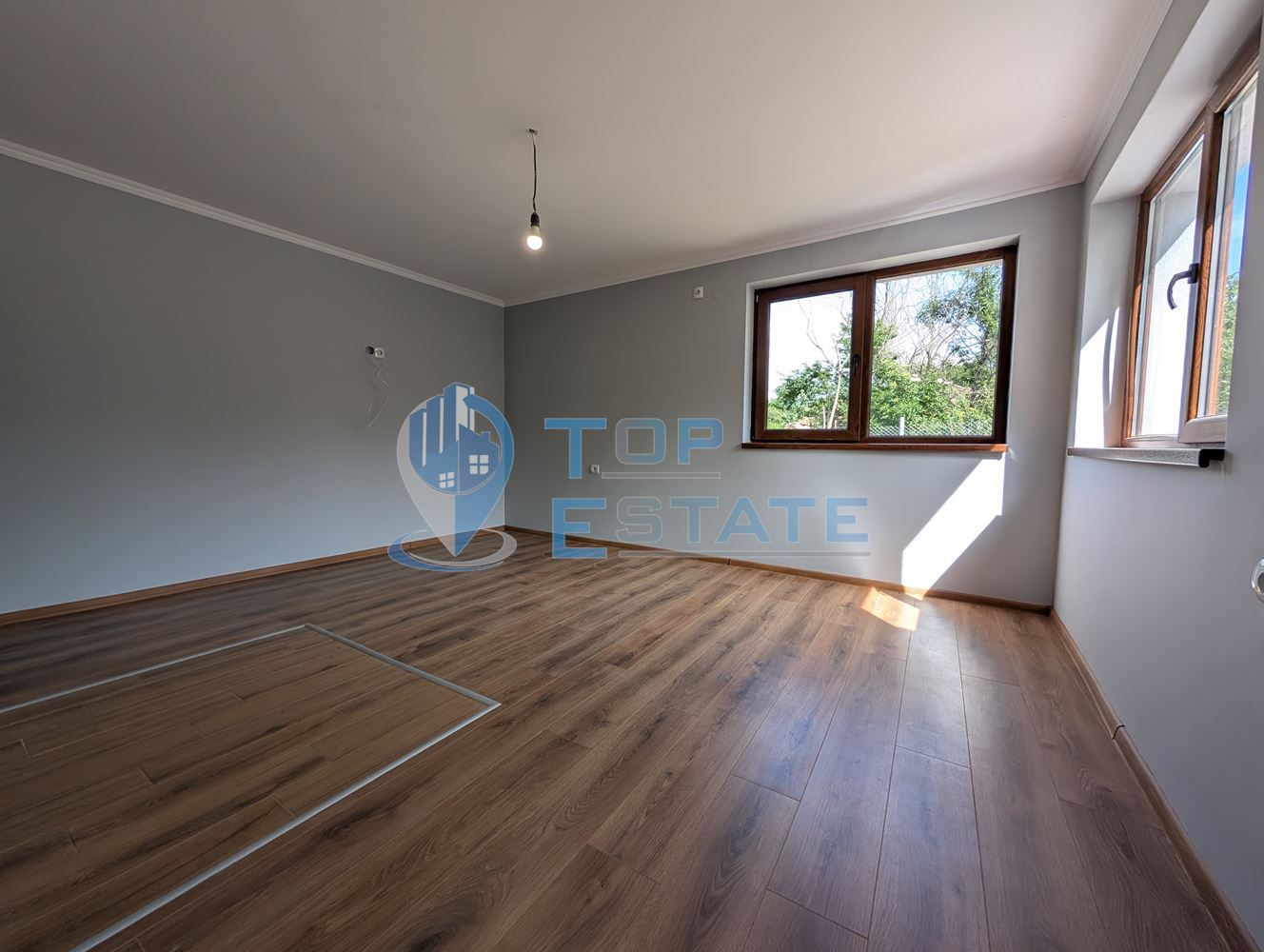 Едноетажна реновирана тухлена къща с голям двор в село Русаля - 0