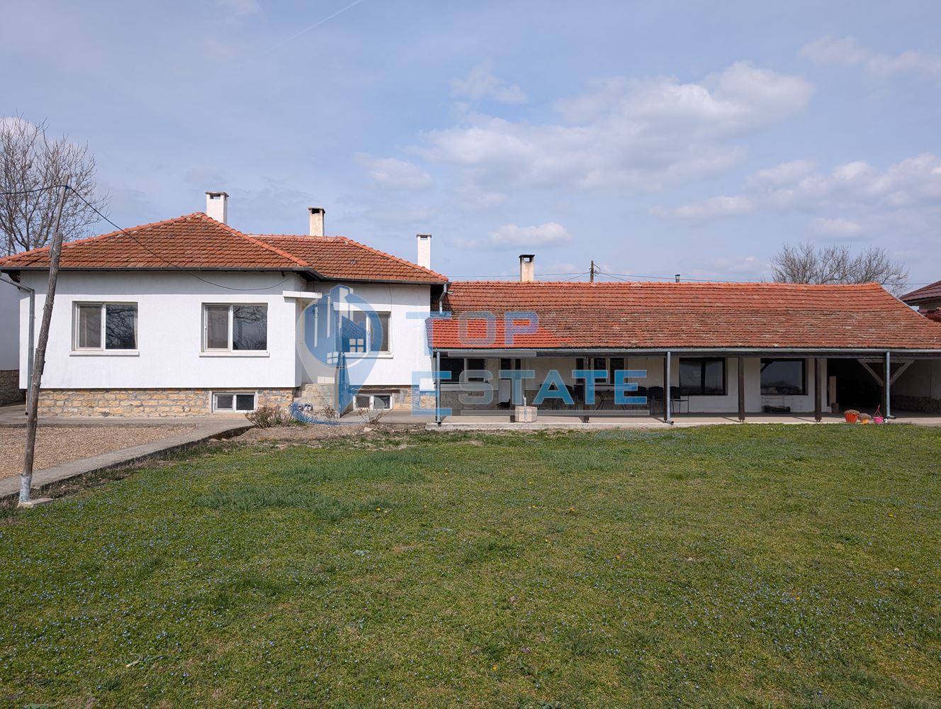 Просторна тухлена къща с кладенец и голям двор в село Раданово - 0