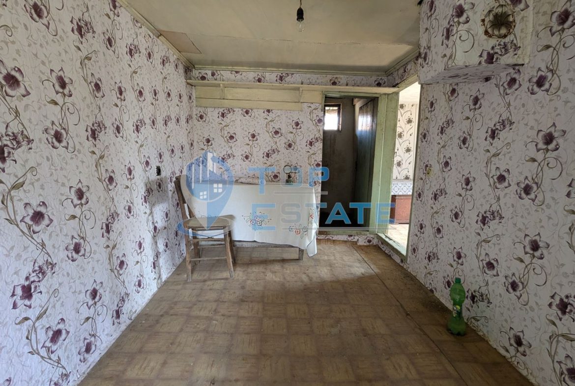 Голям парцел със стара къща и кладенец в с. Благоево, общ. Стражица, обл.В.Търново - 0