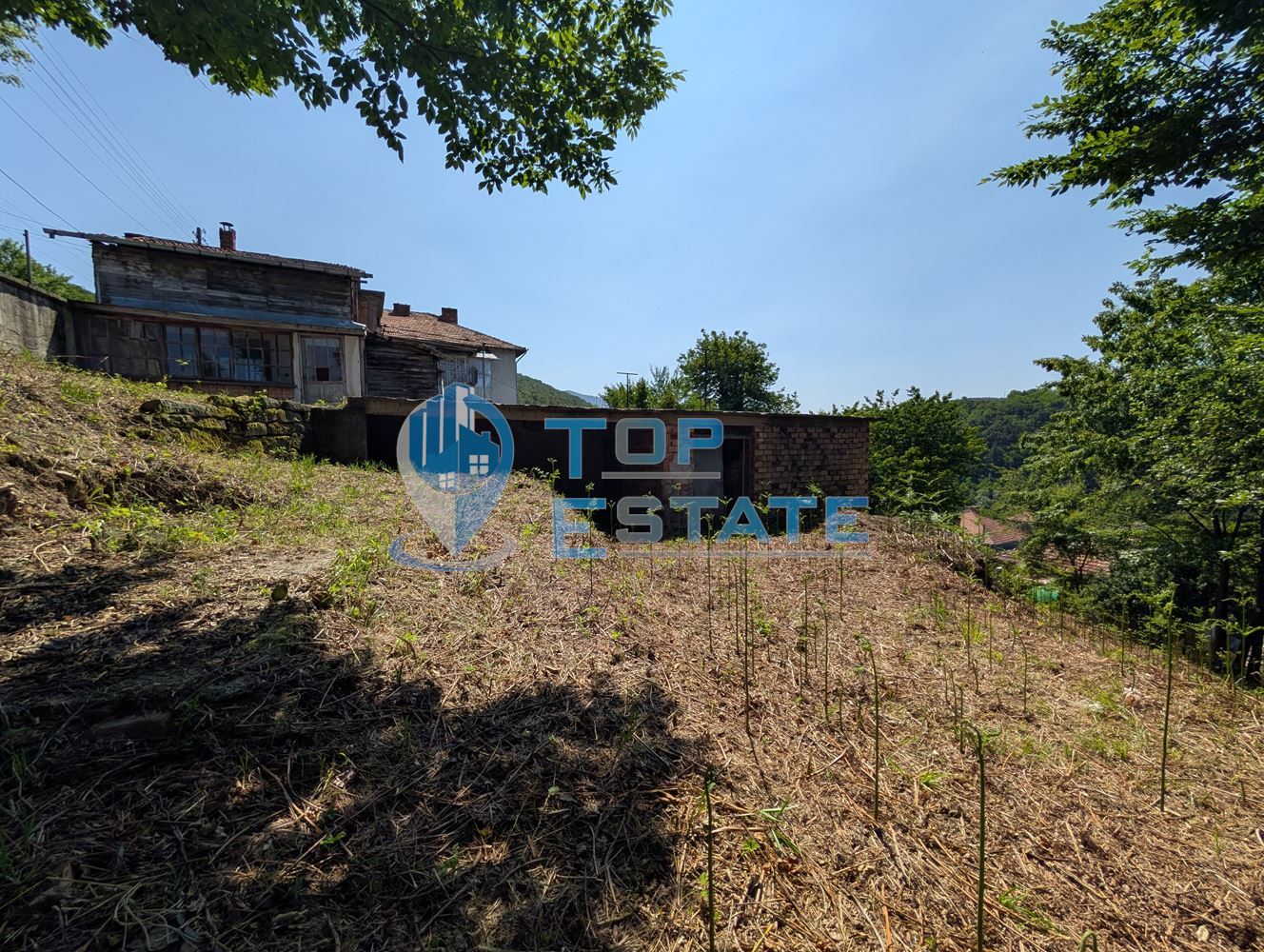 Парцел с къща, гараж и панорамна гледка в град Плачковци - 0