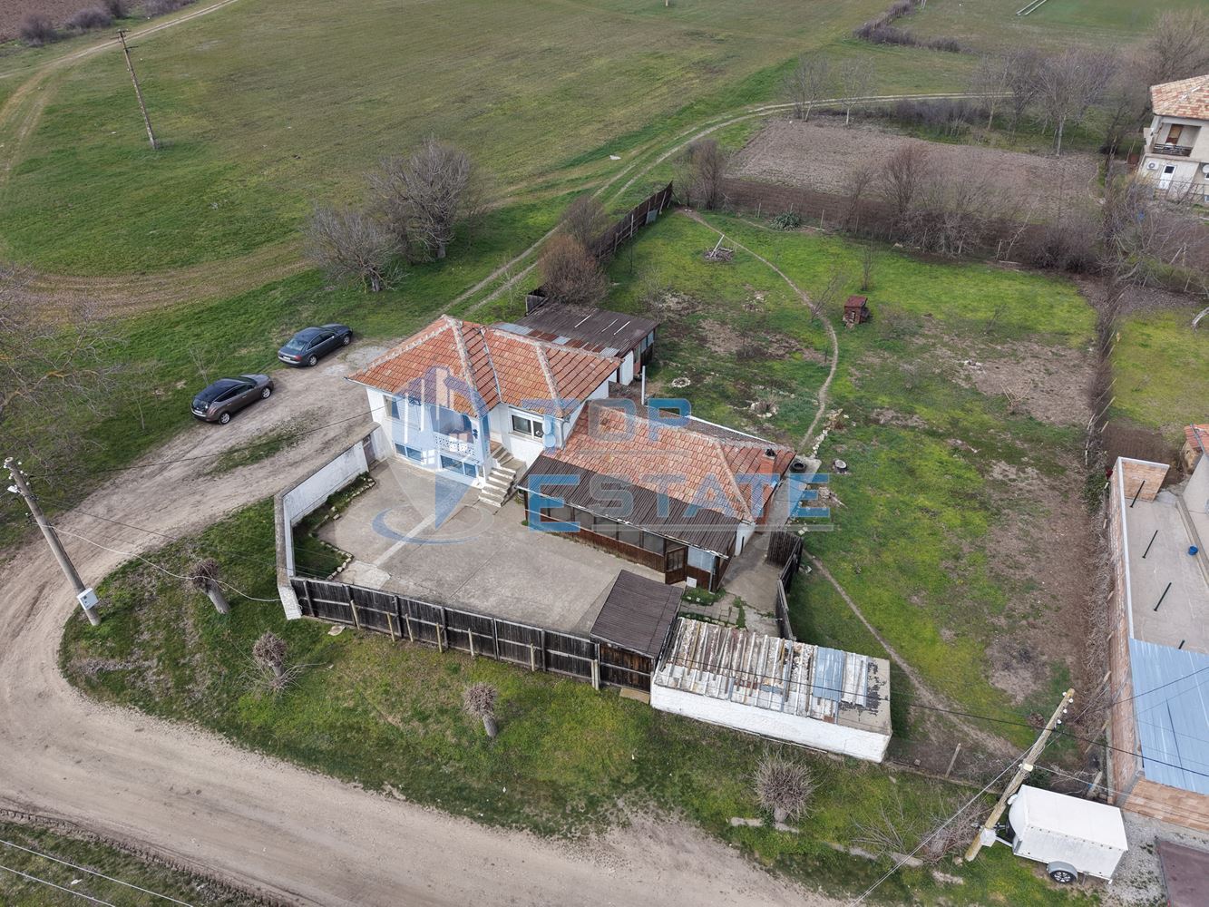 Тухлена къща с гараж и голям двор в село Раданово - 0