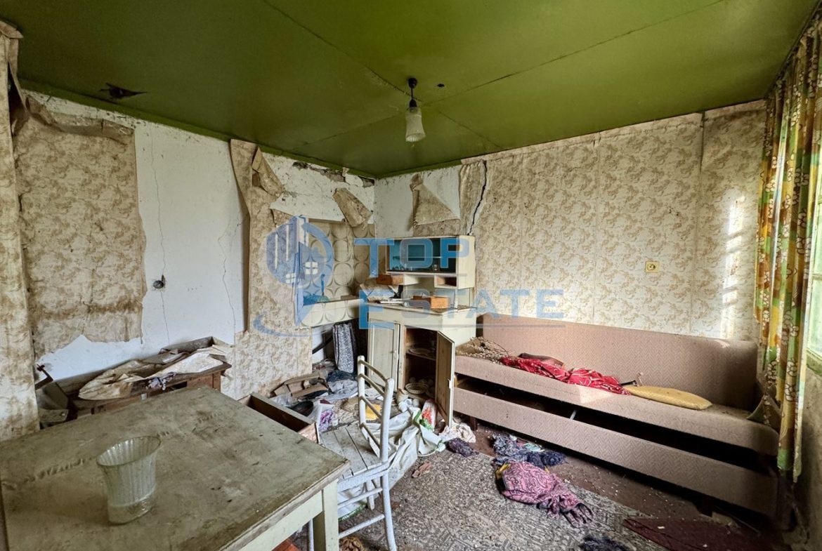 Тухлена къща с голям двор в село Лозен, област Велико Търново - 0