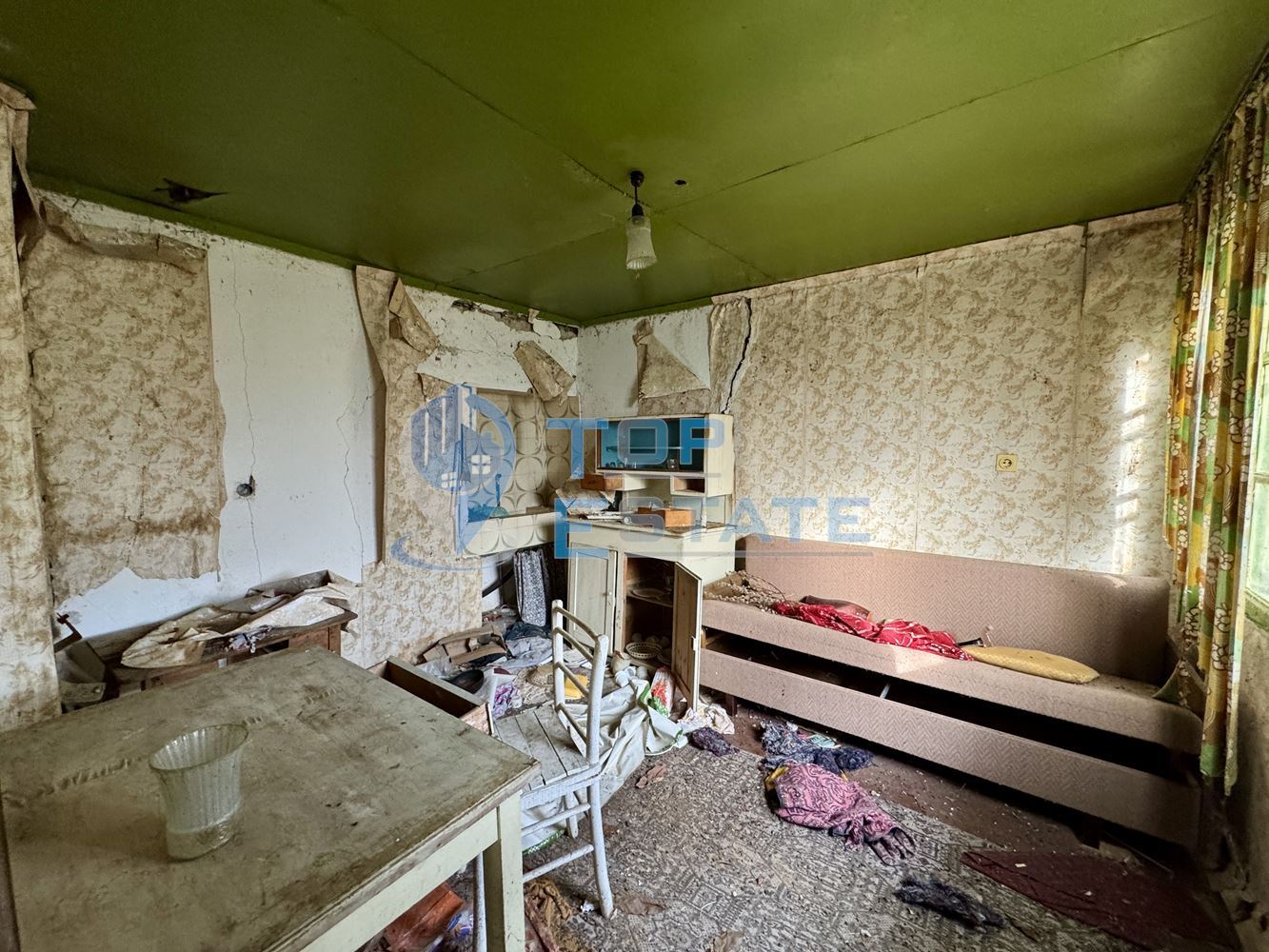 Тухлена къща с голям двор в село Лозен, област Велико Търново - 0