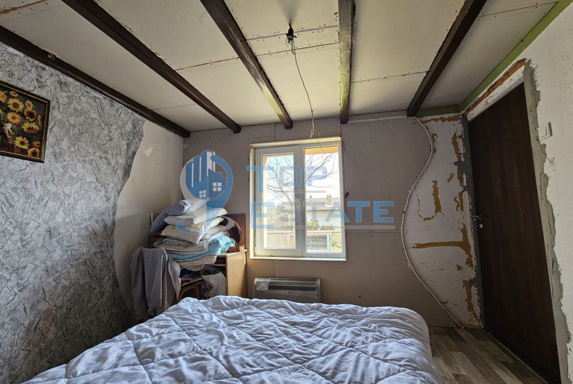 Двуетажна къща с голям двор, кладенец и гараж в село Долна Липница, област Велико Търново - 0