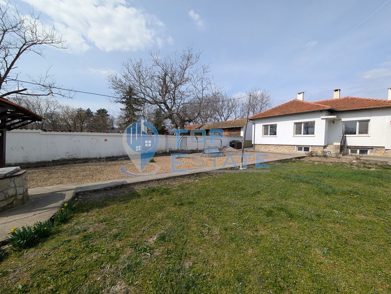 Просторна тухлена къща с кладенец и голям двор в село Раданово - 0