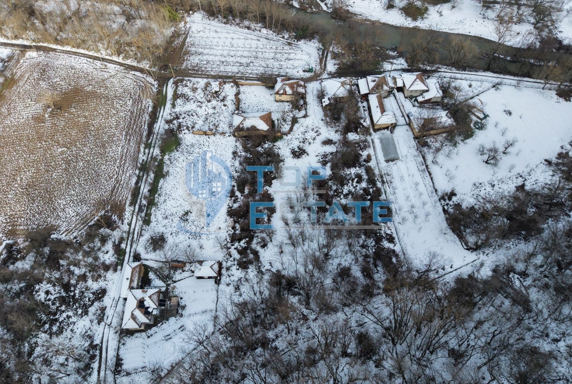 Едноетажна къща близо до река с голям двор в село Росно, област Велико Търново - 0