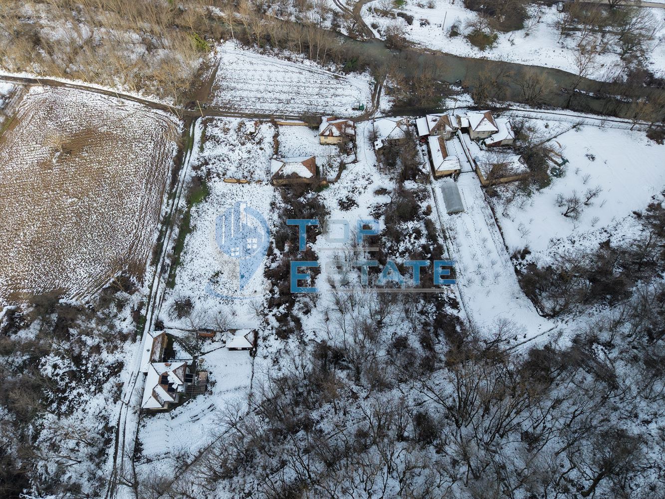 Едноетажна къща близо до река с голям двор в село Росно, област Велико Търново - 0