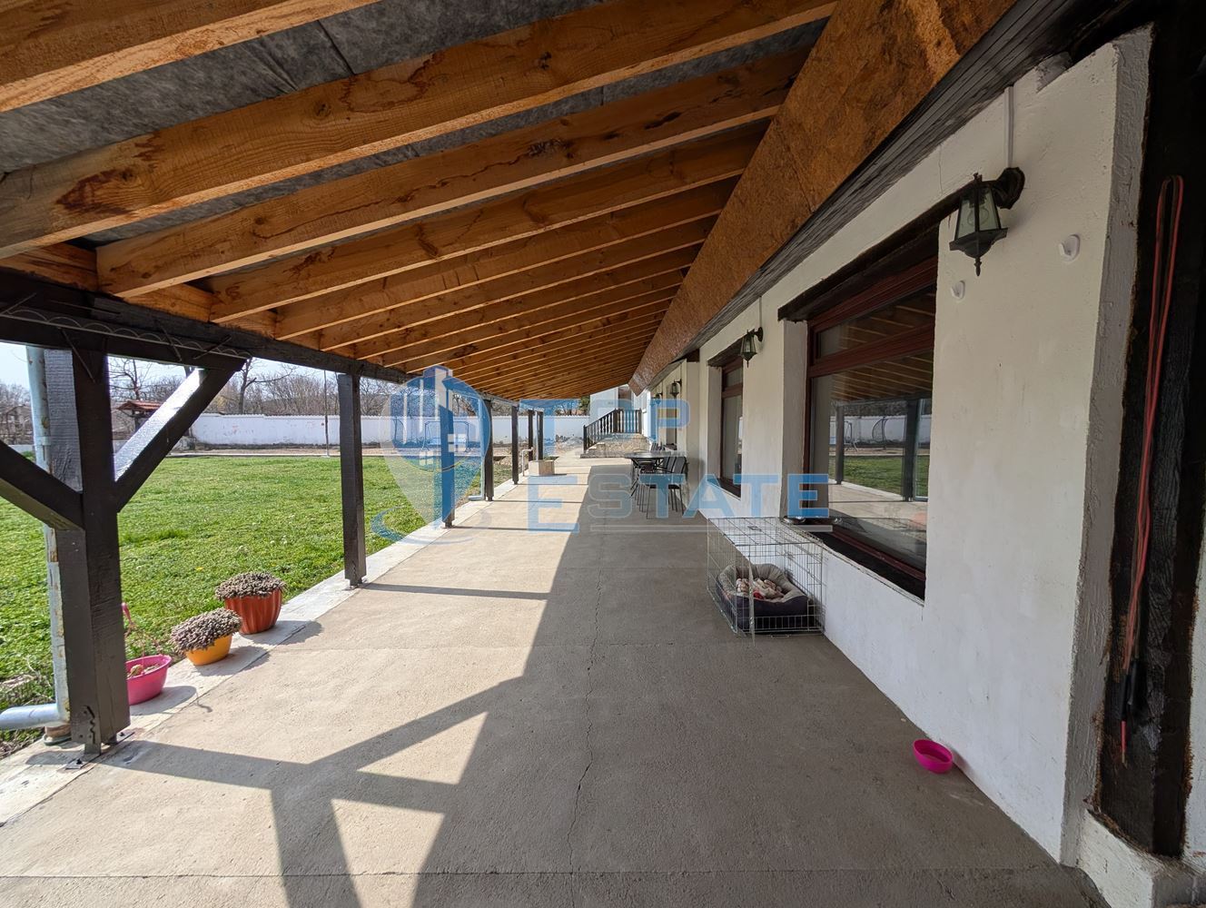 Просторна тухлена къща с кладенец и голям двор в село Раданово - 0