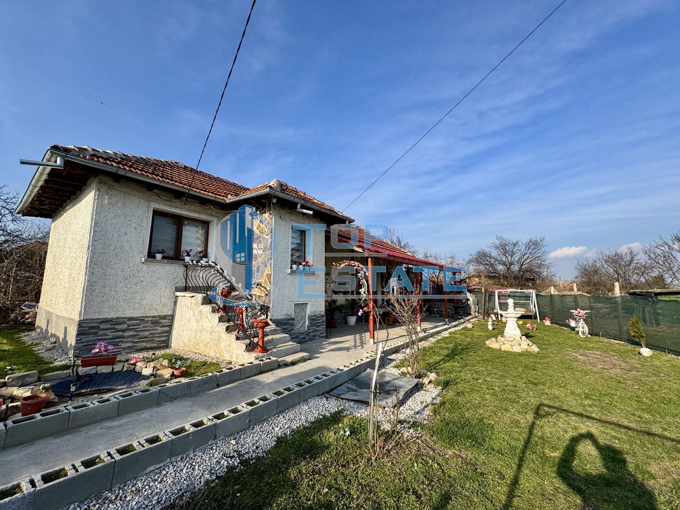 Обзаведена тухлена къща с прекрасен двор в град Полски Тръмбеш, област Велико Търново - 0