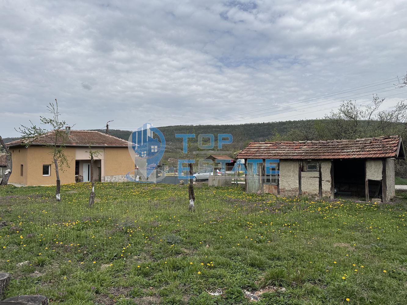 Къща с кладенец и допълнителна постройка в село Пчелище, област Велико Търново - 0