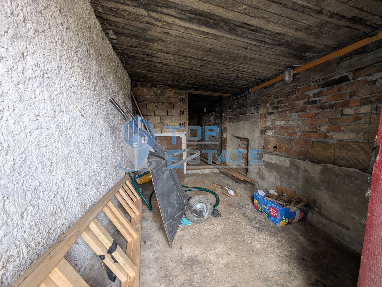 Тухлена къща с гараж и голям двор в село Раданово - 0