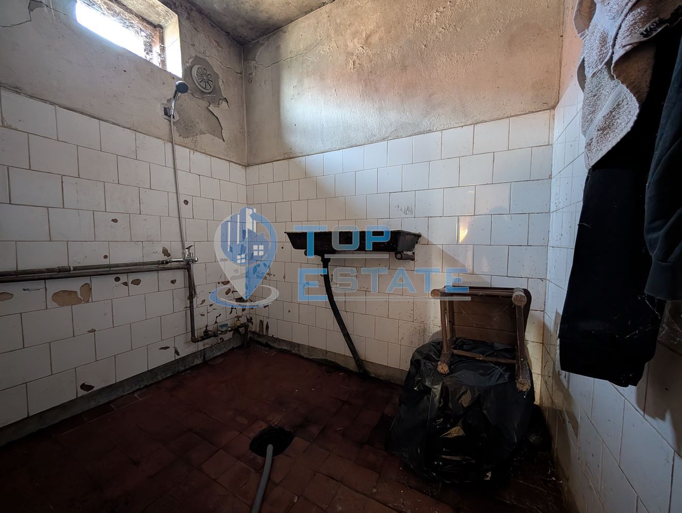 Едноетажна тухлена къща с гараж и кладенец в село Правда - 0